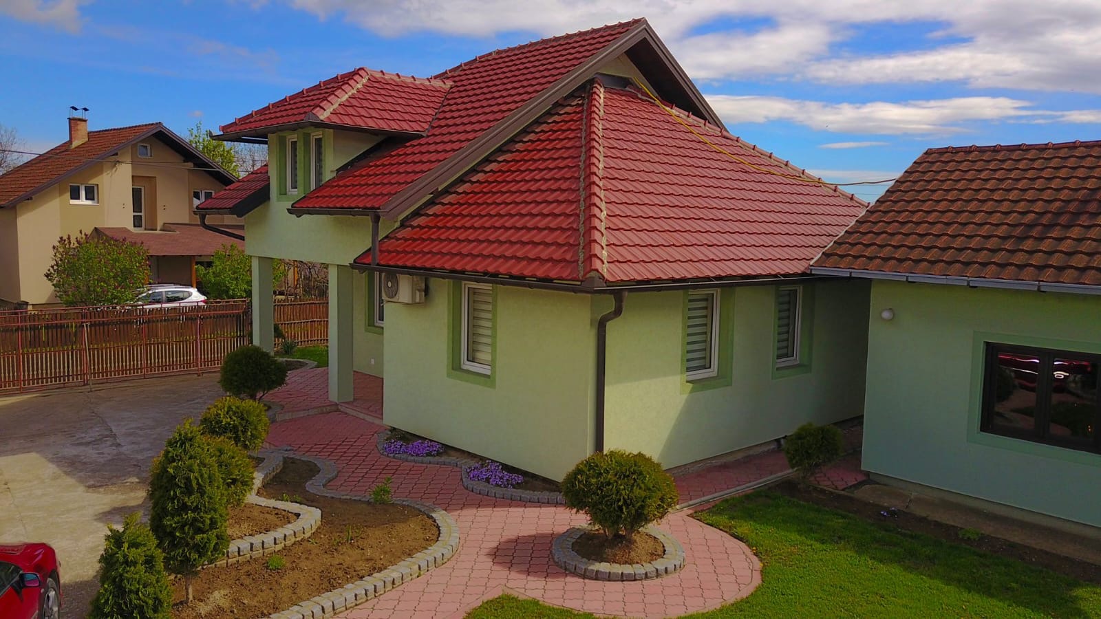 Два дома на большой территории 